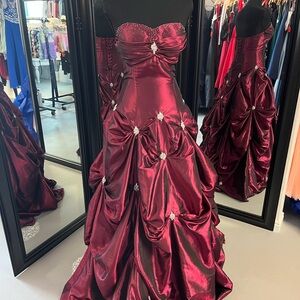 Elegant Burgundy Strapless Gown